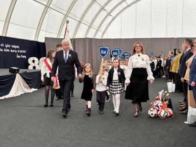 uczniowie poszczególnych klas idą w rzędach