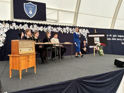 występ uczniów na scenie