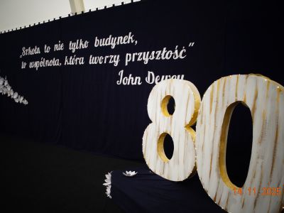 ścianka nawiązująca do jubileuszu szkoły