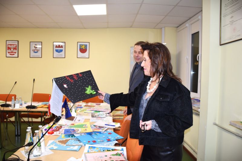 Starosta Nowodworski Magdalena Biernacka oraz Wicestarosta Nowodworski Andrzej Pacocha oglądają prace zgłoszone na konkurs