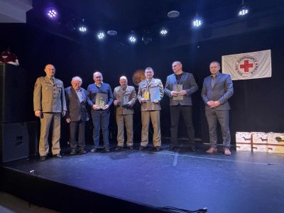 Wicestarosta Nowodworski Andrzej Pacocha wraz z honorowymi dawcami krwi