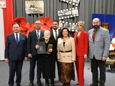 zdjęcie wspólne, podczas przekazania tytułu zasłużony dla miasta i gminy zakroczymia