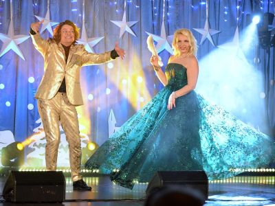 występ artystów na scenie