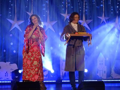 występ artystów na scenie