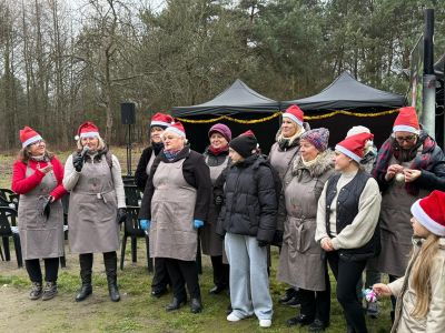 uczestnicy wydarzenia, w tle namioty i drzewa