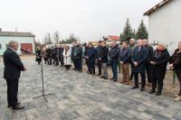 uczestnicy wydarzenia stoją