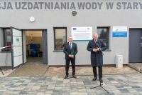 uczestnicy wydarzenia stoją