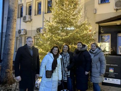 zdjęcie grupowe pod choinką