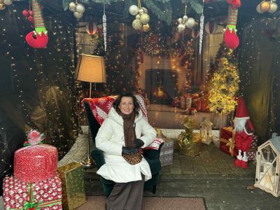 Starosta Nowodworski Magdalena Biernacka w świątecznej scenerii podczas wydarzenia