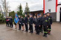 strażacy wraz z sztandarem