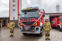 strażacy przy wozie strażackim