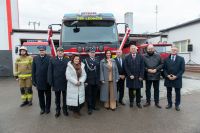 uczestnicy wydarzenie przy wozie strażackim