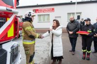 przekazanie kluczy przez Starostę Nowodworskiego Magdalenę Biernacką strażakowi