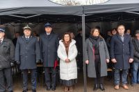 przedstawiciele władz powiatu stoją pod namiotem podczas wydarzenia