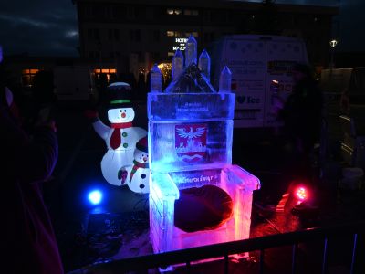 lodowy tron z herbem powiatu