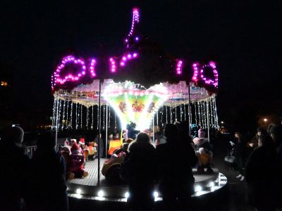 dzieci na karuzeli weneckiej