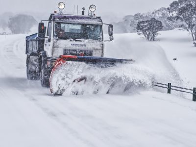 samochód odśnieżający drogę