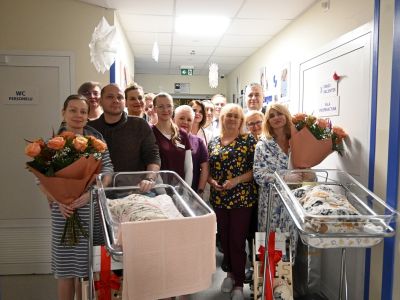 wspólne zdjęcie rodziców, dzieci i personelu