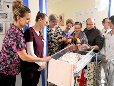 wspólne zdjęcie rodziców, dzieci i personelu