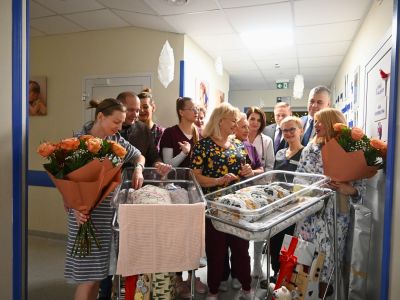 wspólne zdjęcie rodziców, dzieci i personelu