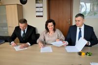 Zdjęcie przedstawiające moment podpisania porozumienia w ramach programu "Szpitale Przyjazne Wojsku"