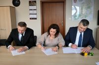 Zdjęcie przedstawiające moment podpisania porozumienia w ramach programu "Szpitale Przyjazne Wojsku"