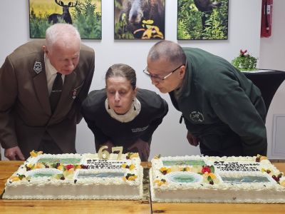 pracownicy parku zdmuchują świeczki na tortach