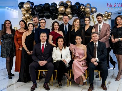 wspólne zdjęcie przedstawicieli samorządów wraz z kadrą nauczycieli