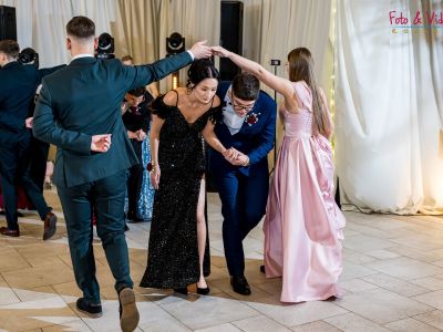 maturzyści tańczą poloneza