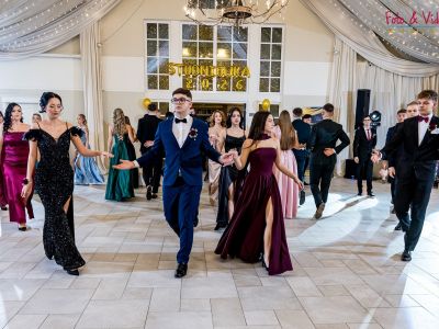 maturzyści tańczą poloneza