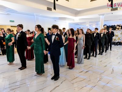 maturzyści tańczą poloneza