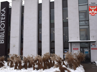 Miejska i Powiatowa Biblioteka Publiczna w Nowym Dworze Mazowieckim- widok na wejście