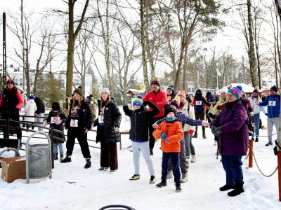 uczestnicy biegu na starcie