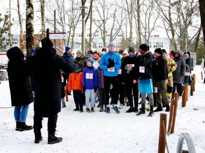uczestnicy biegu na starcie