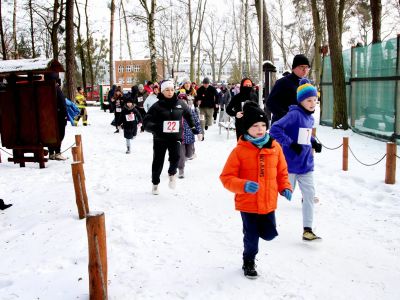 uczestnicy podczas biegu