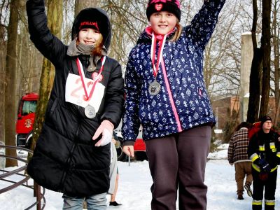 nagrodzeni na podium z nagrodami