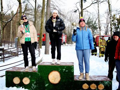 nagrodzeni na podium z nagrodami