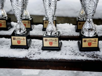 puchary na tle śniegu