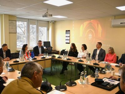 spotkanie na sali konferencyjnej, uczestnicy siedzą