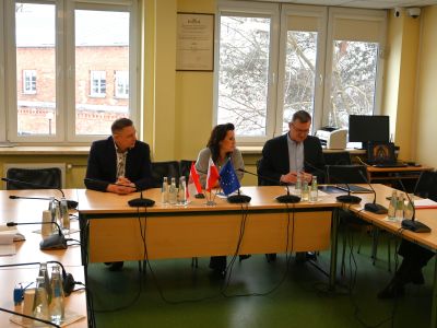 spotkanie na sali konferencyjnej, uczestnicy siedzą