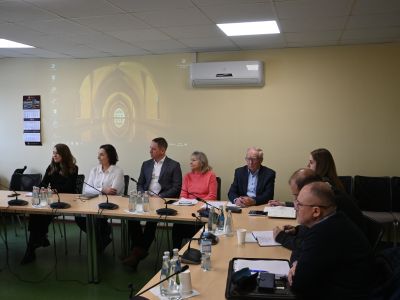 spotkanie na sali konferencyjnej, uczestnicy siedzą