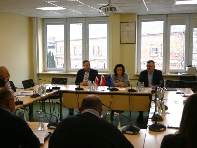 spotkanie na sali konferencyjnej, uczestnicy siedzą