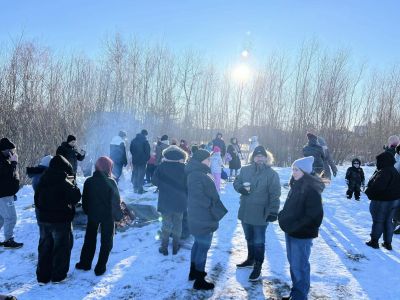 uczestnicy wydarzenia przy ognisku