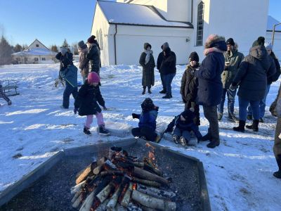 uczestnicy wydarzenia przy ognisku