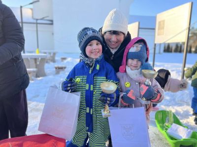 dzieci wraz z nagrodami