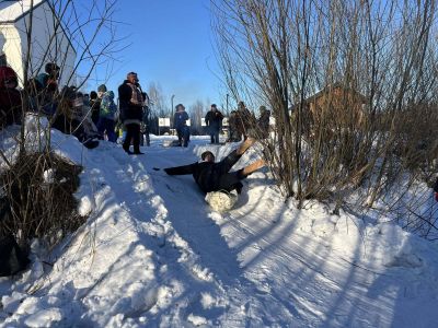 uczestnicy wydarzenia zjeżdżają z górki