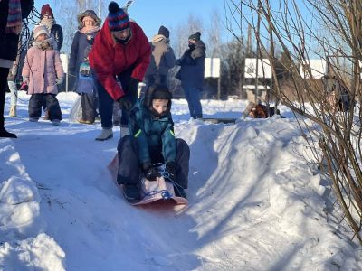 uczestnicy wydarzenia zjeżdżają z górki