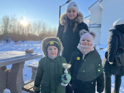 dzieci wraz z nagrodami