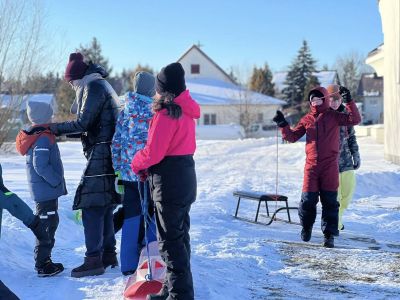 uczestnicy wydarzenia na śniegu