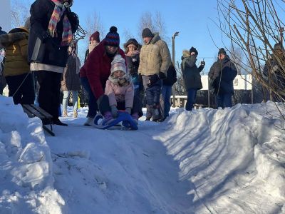 uczestnicy wydarzenia zjeżdżają z górki